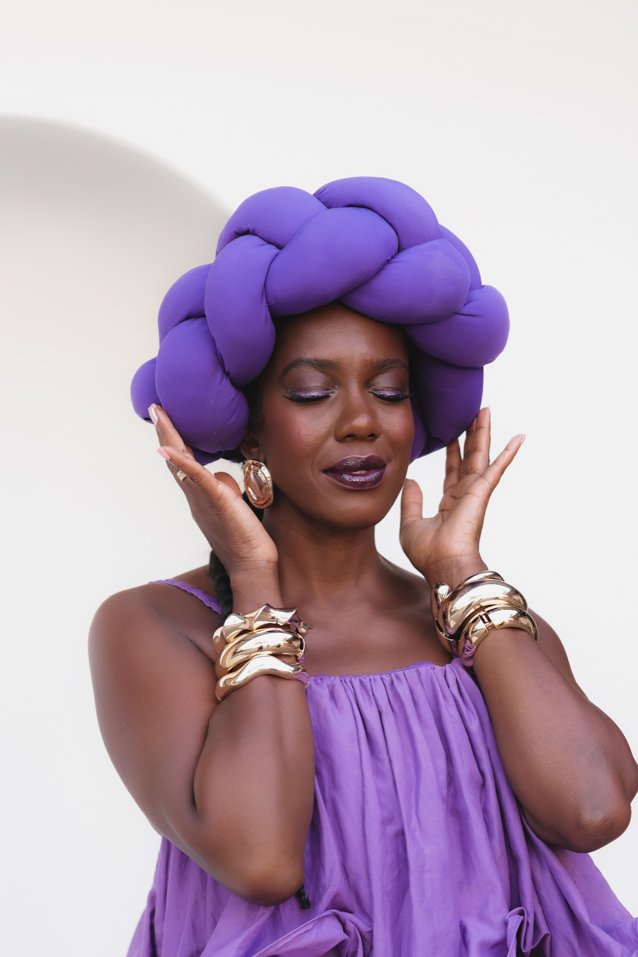 Maria Gal em look lilás com turbante