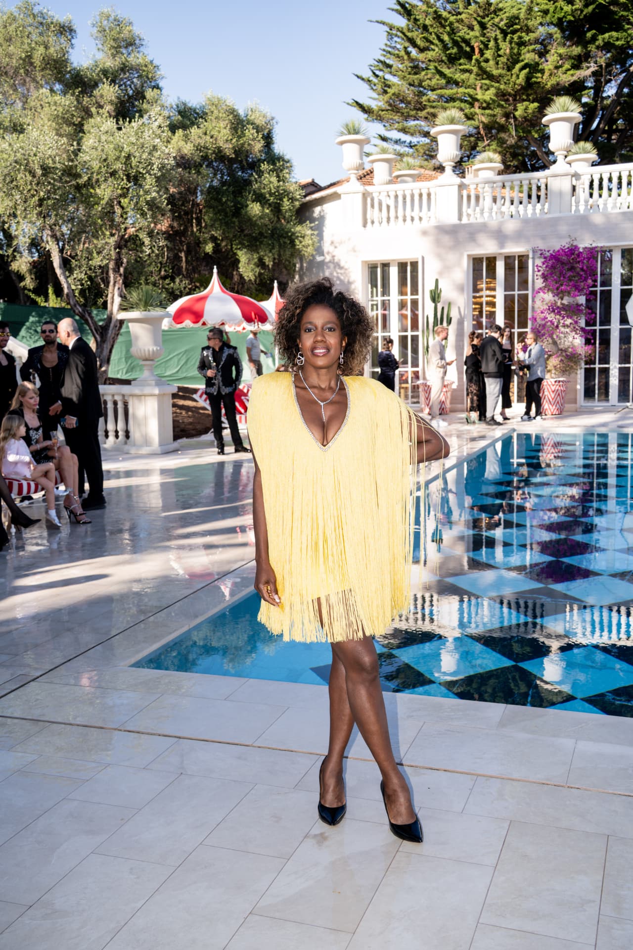 Maria Gal em evento à beira da piscina